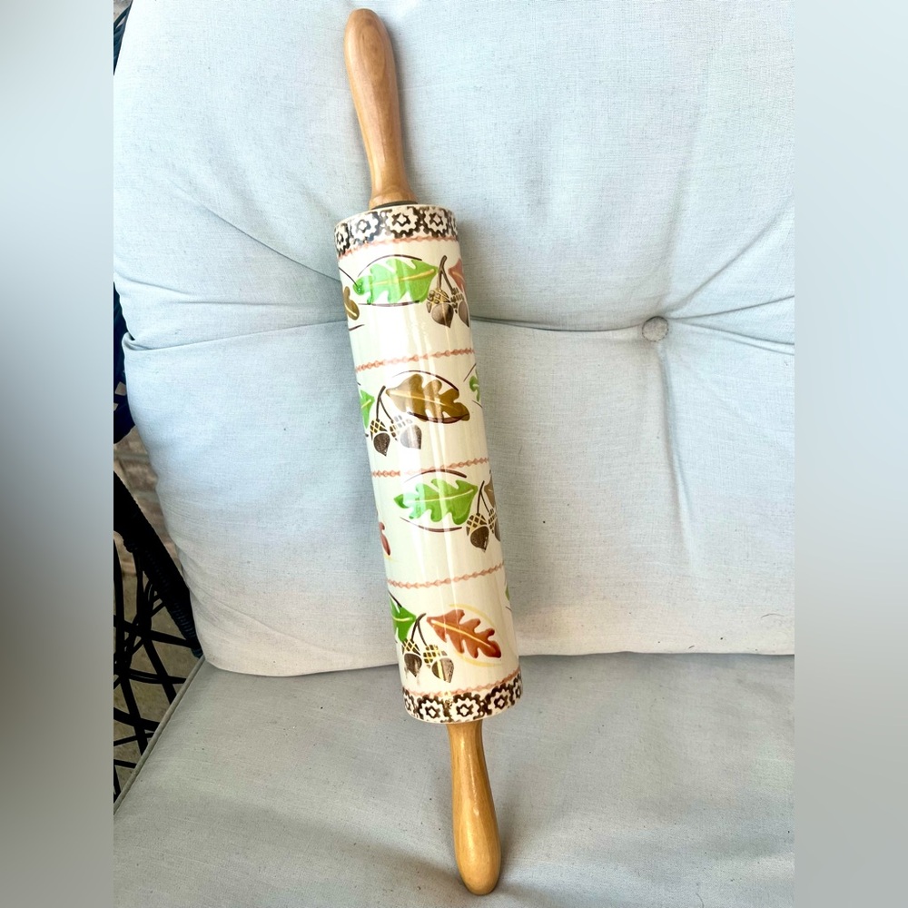 Gorgeous autumn themed rolling pin, just in time for fall baking!